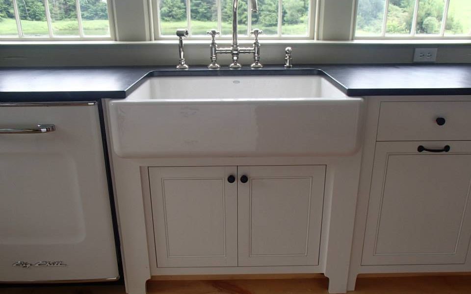 Putting sturdy looking legs beneath a big heavy farmhouse sinks makes it look and feel well supported.