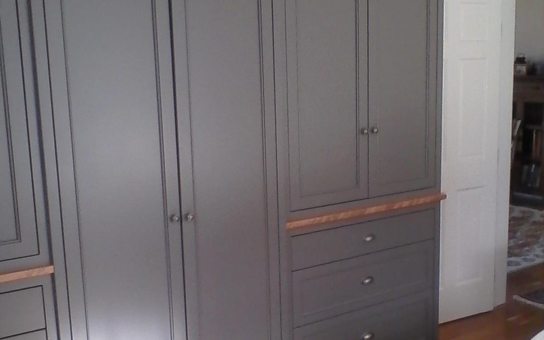 Painted wardrobe with drawers and elliptical alcove.